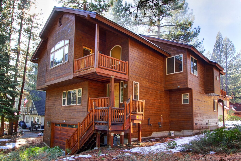 5 Bdrm Chalet W/Hot Tub/wifi/PoolTable/Off Pioneer/Discount open dates June/July