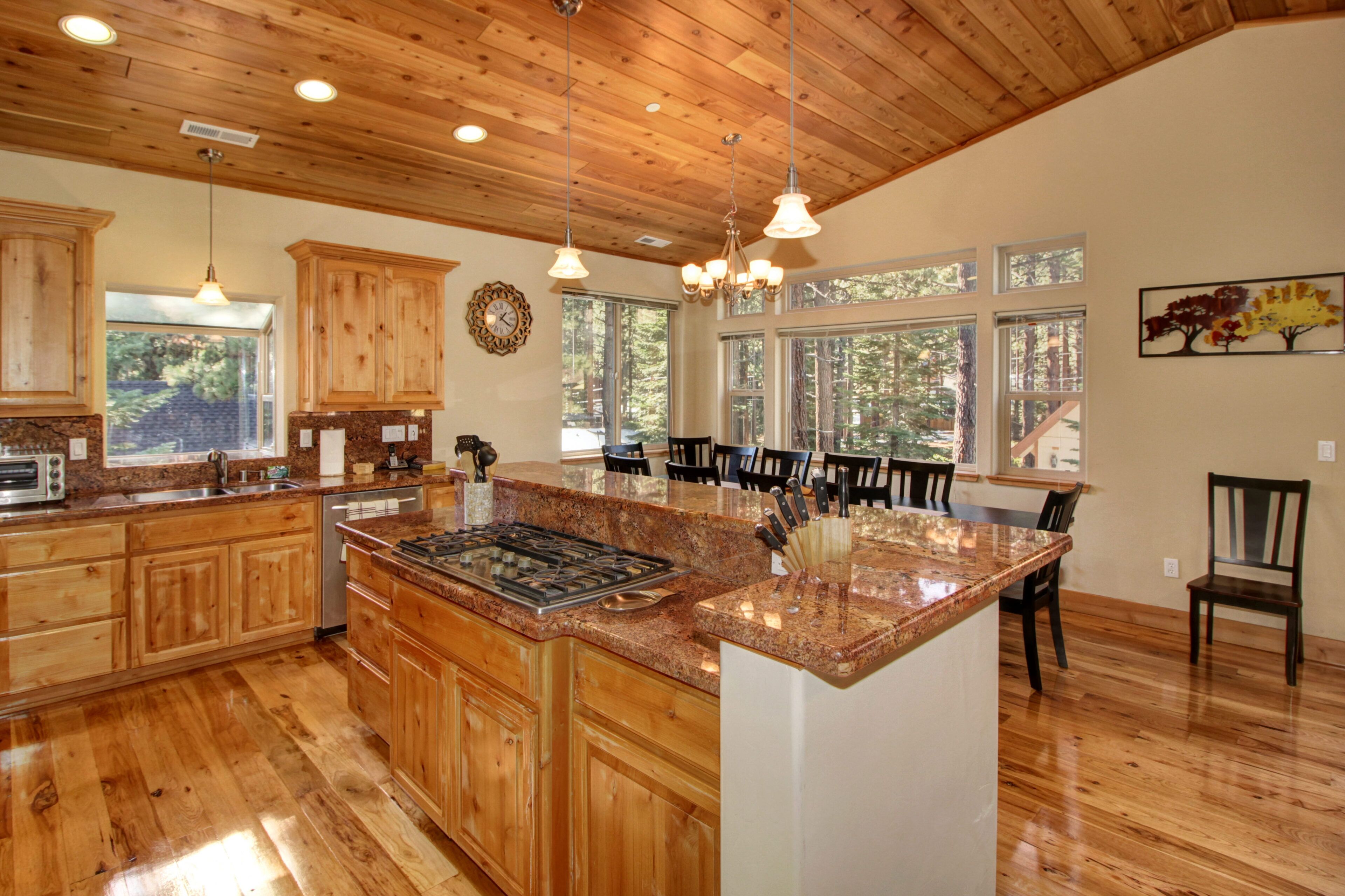 5 Bdrm Chalet W/Hot Tub/wifi/PoolTable/Off Pioneer/Discount open dates June/July