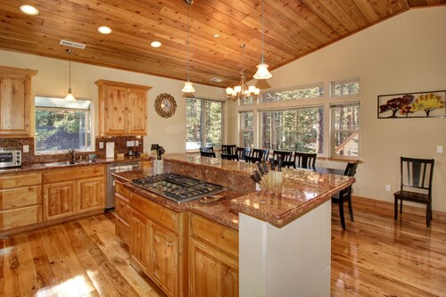 5 Bdrm Chalet W/Hot Tub/wifi/PoolTable/Off Pioneer/April Special/Max 10 Guests