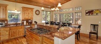 5 Bdrm Chalet W/Hot Tub/wifi/PoolTable/Off Pioneer/April Special/Max 10 Guests