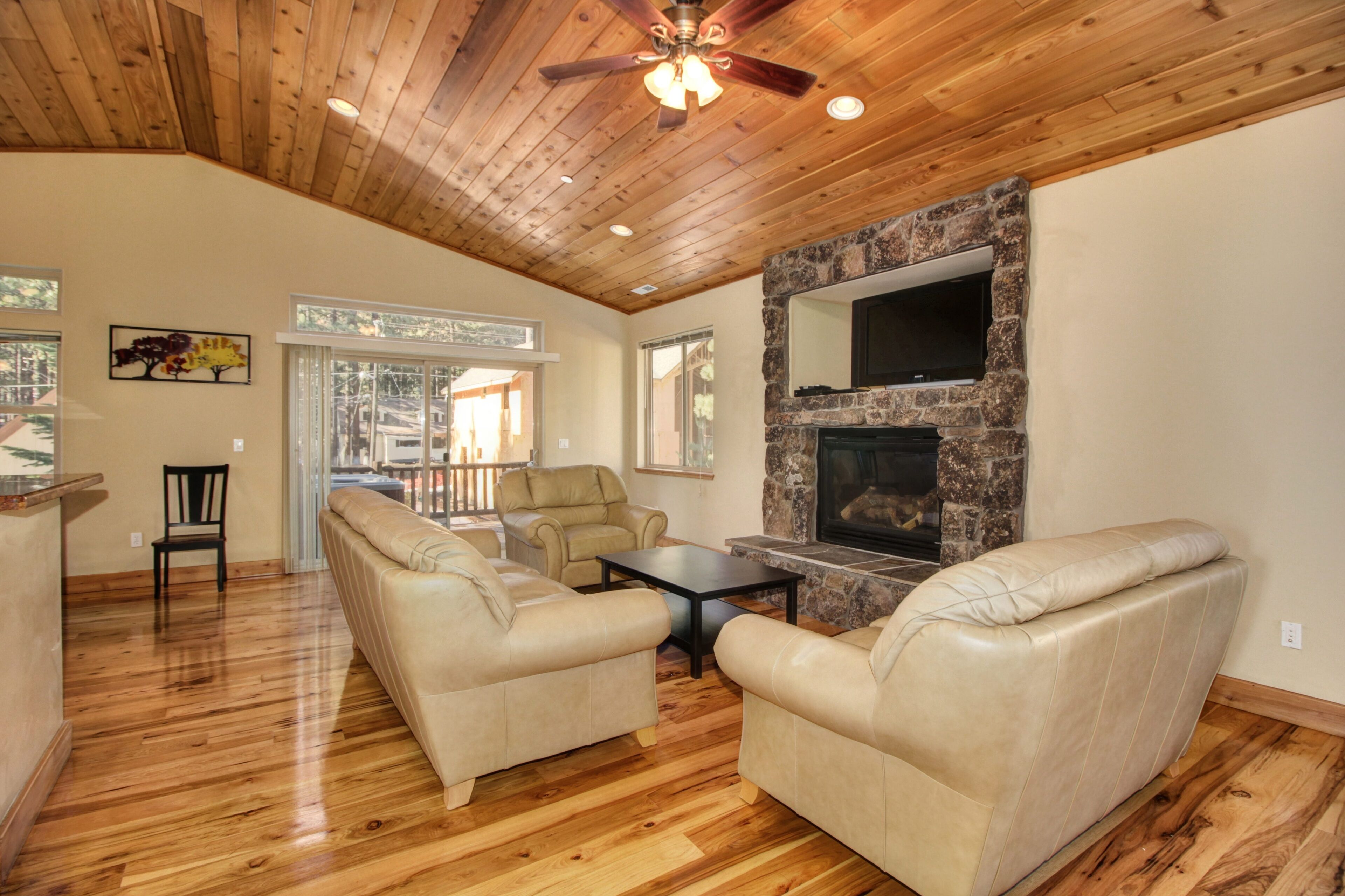 5 Bdrm Chalet W/Hot Tub/wifi/PoolTable/Off Pioneer/Discount open dates June/July