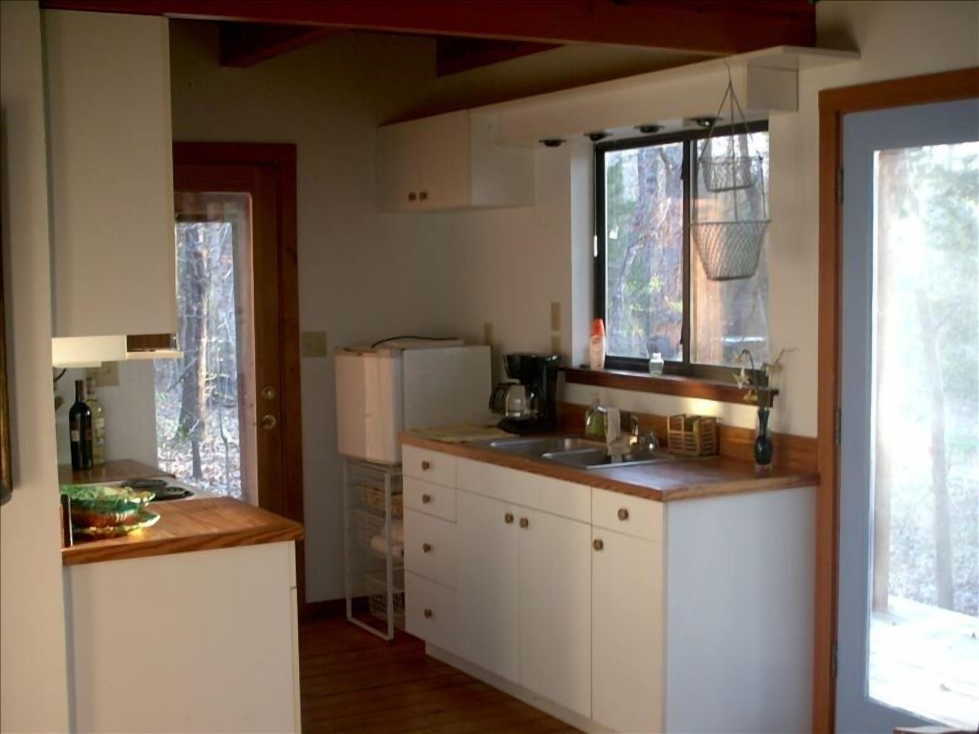 Quiet Lofted Cabin 4 Miles from Edom, an Art Community.