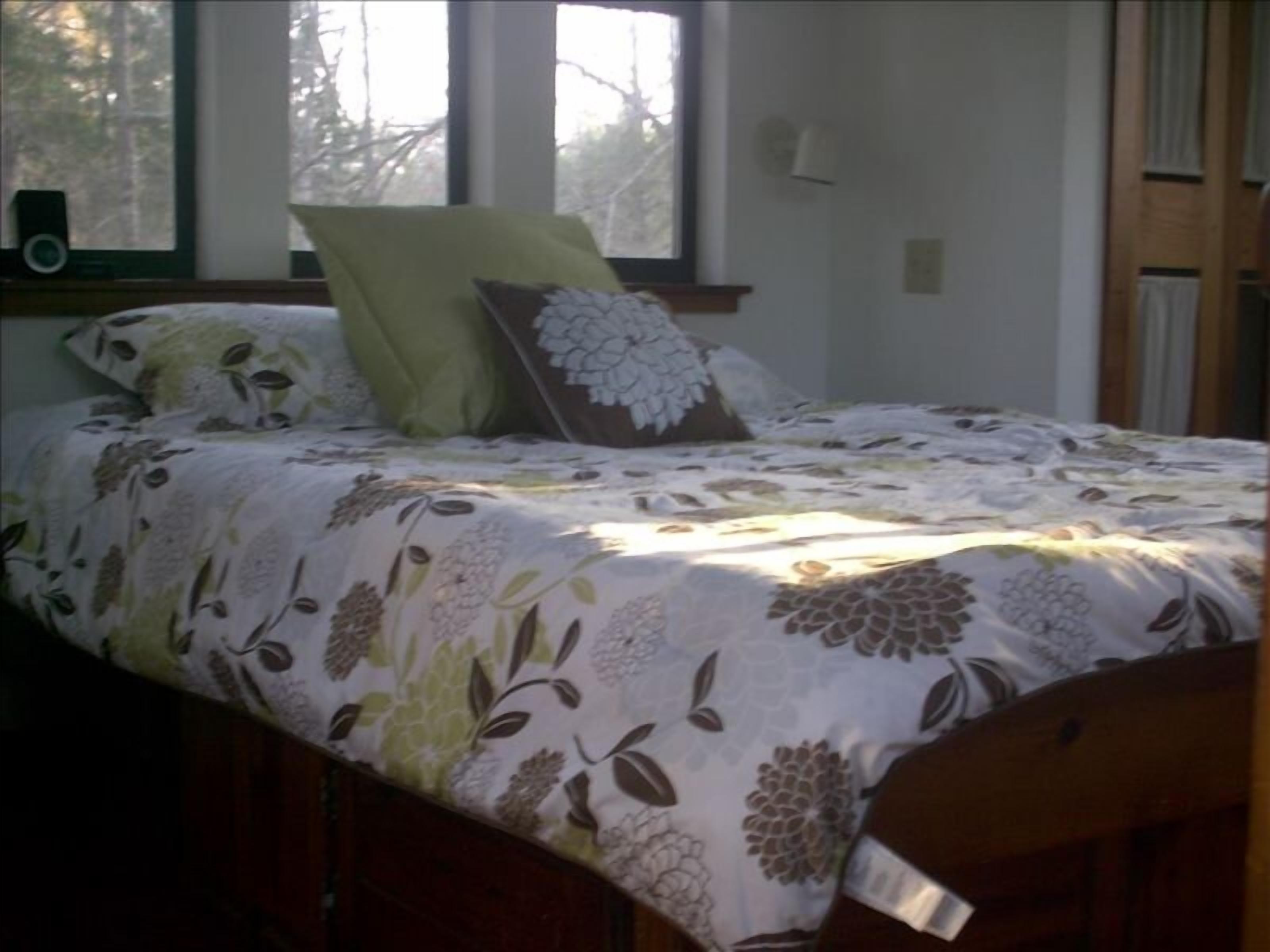 Quiet Lofted Cabin 4 Miles from Edom, an Art Community.