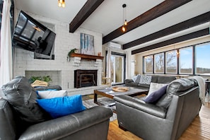 TV, fireplace - Northview Blue Mountain (blue mountains)