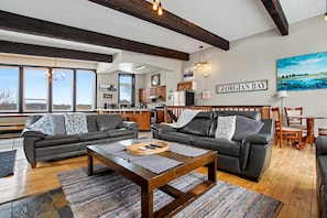 TV, fireplace - Northview Blue Mountain (blue mountains)