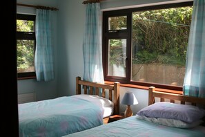 4 bedrooms, bed sheets - Four Bedroom Cottage. Spectacular Ocean & Island Views. Close To Beach & Pubs. (Renvyle)