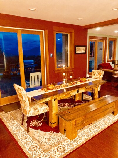Luxury Mountain Home with Hot Tub, Sauna & Views — Walk to Mountain Top Inn