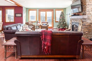 Smart TV, fireplace, video games, table tennis - Beautiful New 5-bedroom Home Near Skiing, Hiking, Golf, Weddings, Lake, Foliage (Chittenden)