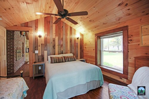 Coyote Cabin on Pristine Pine Creek!