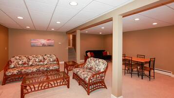 Smart-TV, peis, DVD-spiller og filmbibliotek