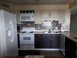 Refrigerador, microondas, horno y parrilla de estufa 