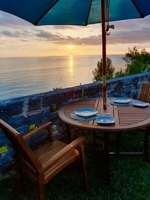 Outdoor dining - Ocean Front Studio, Kayak available - Swimming, bring own snorkle Euipment (Sandys)