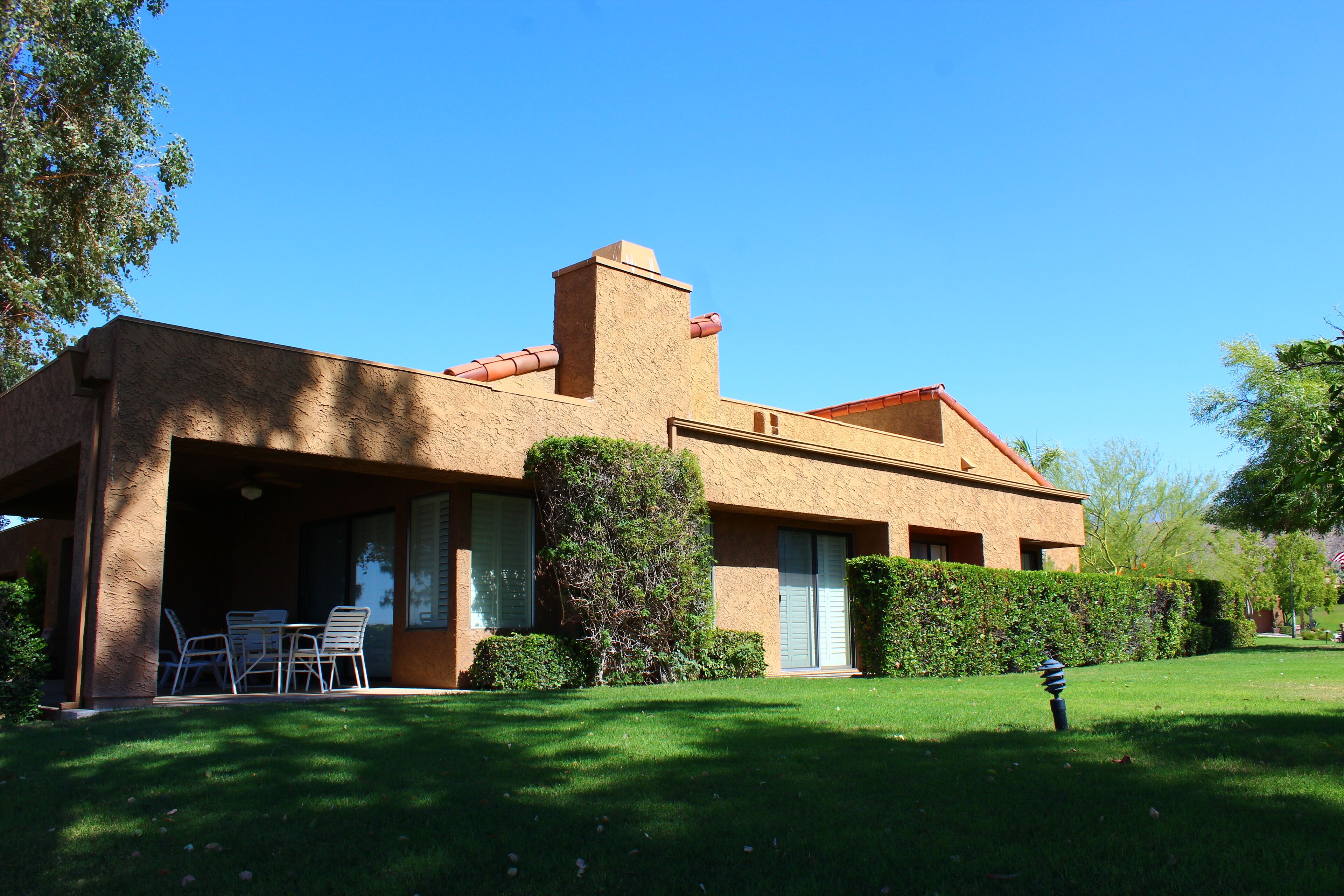 Newly Remodeled Large Light-Filled Ironwood Country Club Condo