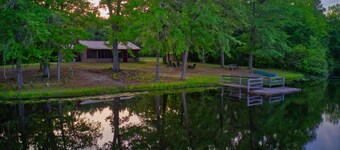 Tilbaketrukket tilfluktssted med boblebad og tjern ideelt for fisker eller familie unna
