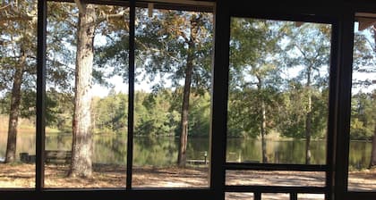 Abgeschiedener Rückzugsort mit Whirlpool und Teich, ideal für Fischer oder Familienurlaub