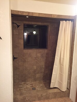 Dusche, Haartrockner, Handtücher, Toilettenpapier
