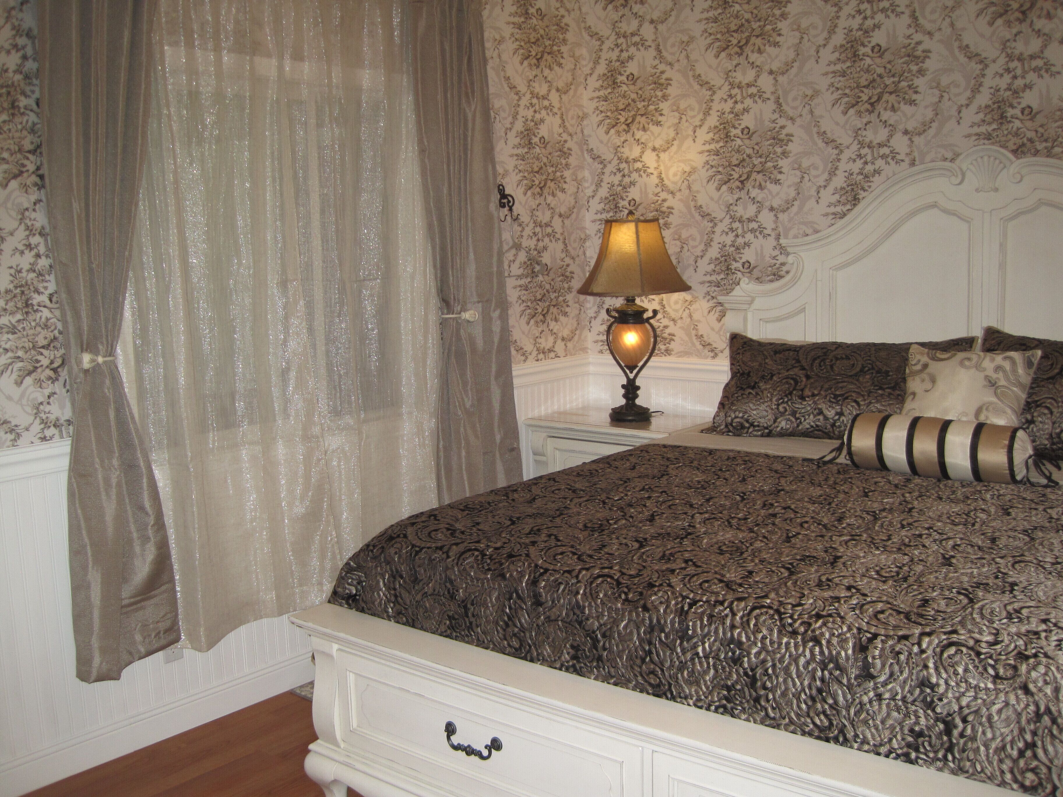 Grand Château 2-bedroom unit. Pool access