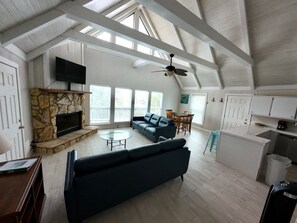 TV, fireplace, DVD player, books - Private Boat Ramp - Free use of Kayaks - Crab - Fish, all at your front door. (Dauphin Island)