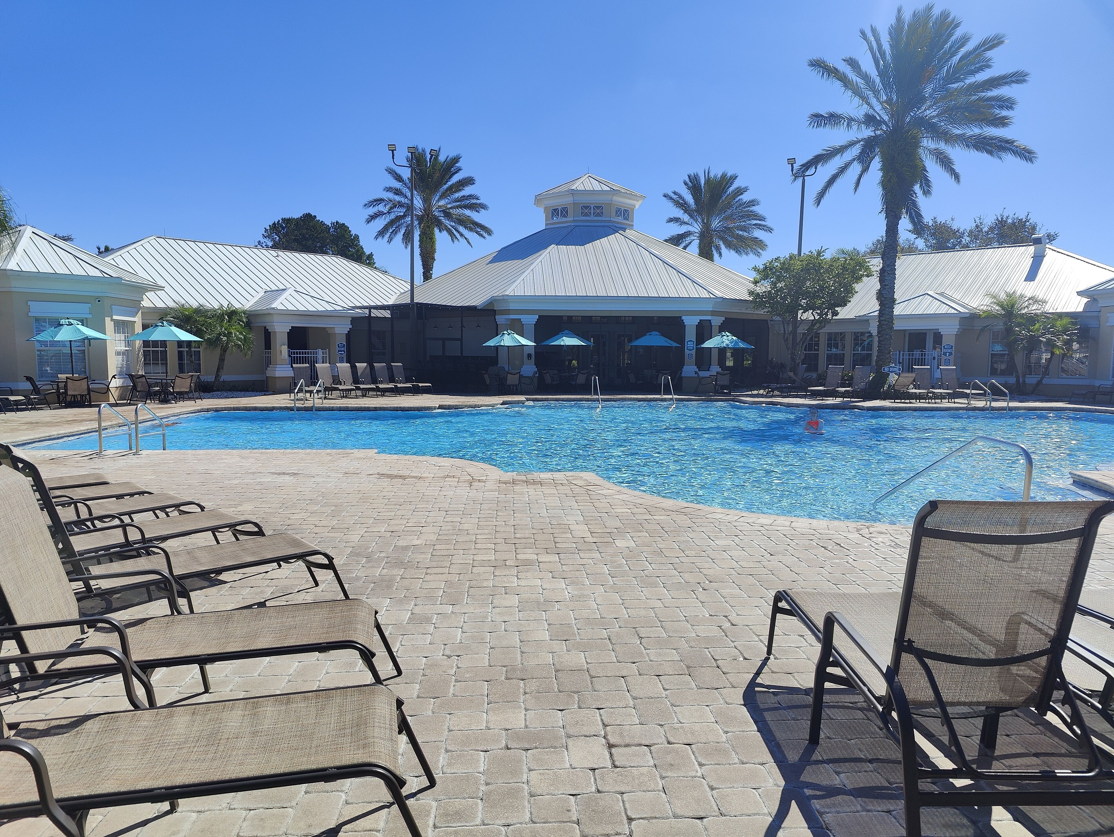 Piscina a l'aire lliure i piscina climatitzada 