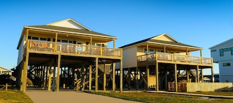 Nail'D It: Second row with unobstructed Ocean View! Family and Pet friendly!! 