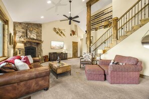 Smart TV, fireplace, DVD player, table football - Rivendell – Launchpad for National Parks & Skiing (Victor)