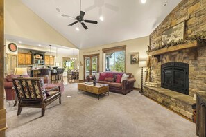 Smart-TV, Kamin, DVD-Player, Tischfußball