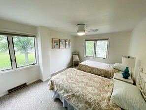 5 bedrooms, free WiFi, bed sheets - Spacious water front property located on Big Green Lake (Green Lake)