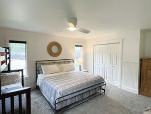 5 bedrooms, free WiFi, bed sheets - Spacious water front property located on Big Green Lake (Green Lake)
