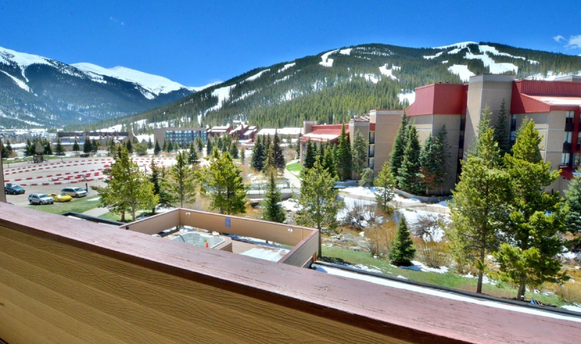 Spacious Ski in/Ski out Condo with Amazing Mountain Views, Hot Tub