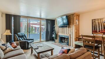 Smart-tv, eldstad, dvd-spelare och ett filmbibliotek