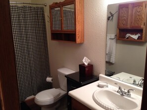 Combined shower/bathtub, towels - Rent for Labor Day! Magnificent View! By golf course! Rates are very affordable! (Cloudcroft)