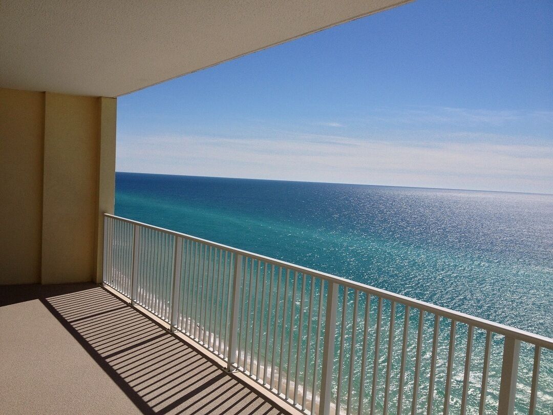 Come Stay In Our Amazing Condo And Enjoy This Ocean Front View