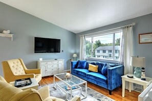 TV connectée, lecteur de DVD, livres, vidéothèque