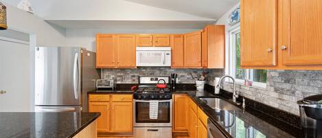 冷蔵庫、電子レンジ、オーブン、コンロ