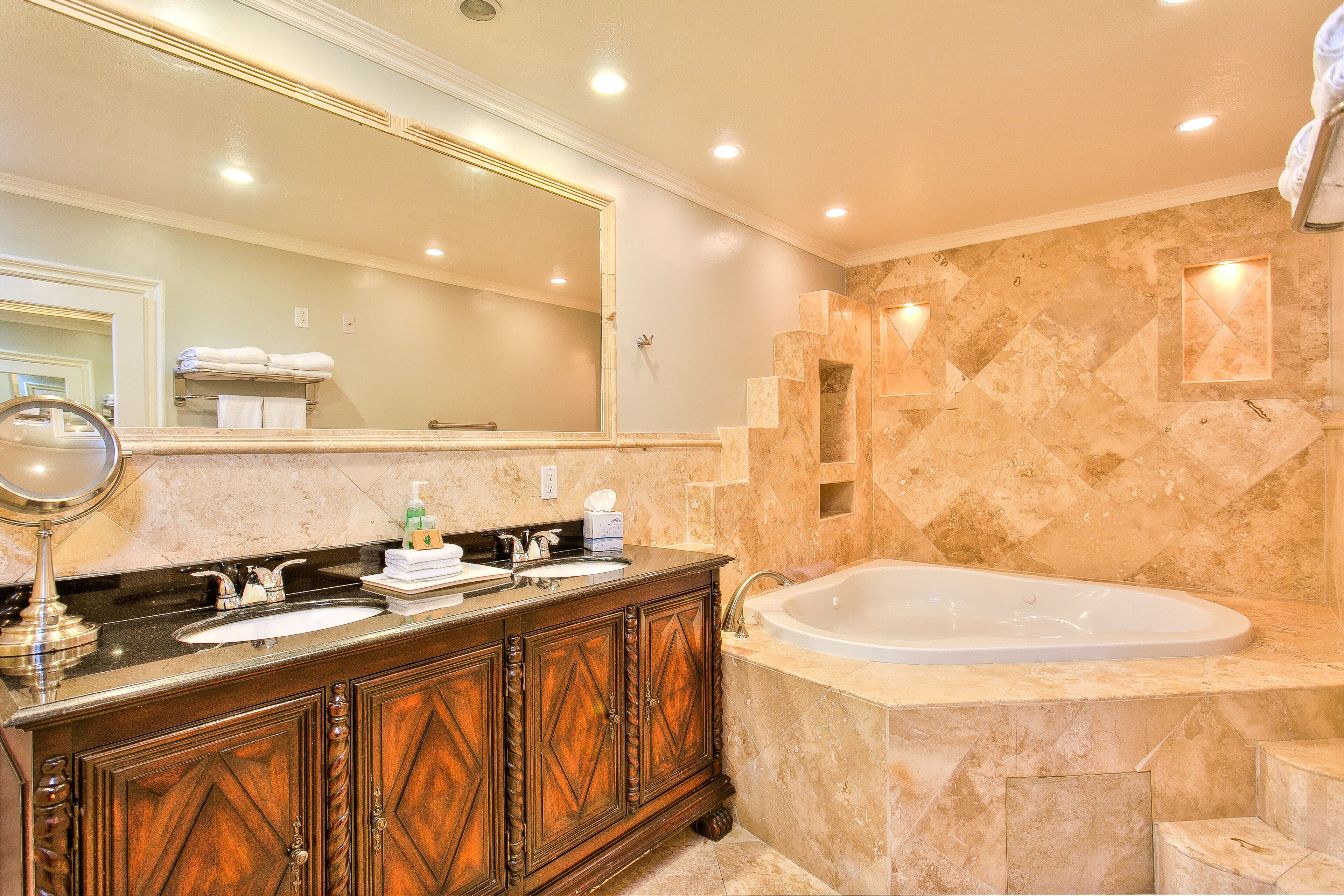 Luxurious 4400 sqft house Disneyland, Knotts, water park, beach,  Kid's rooms