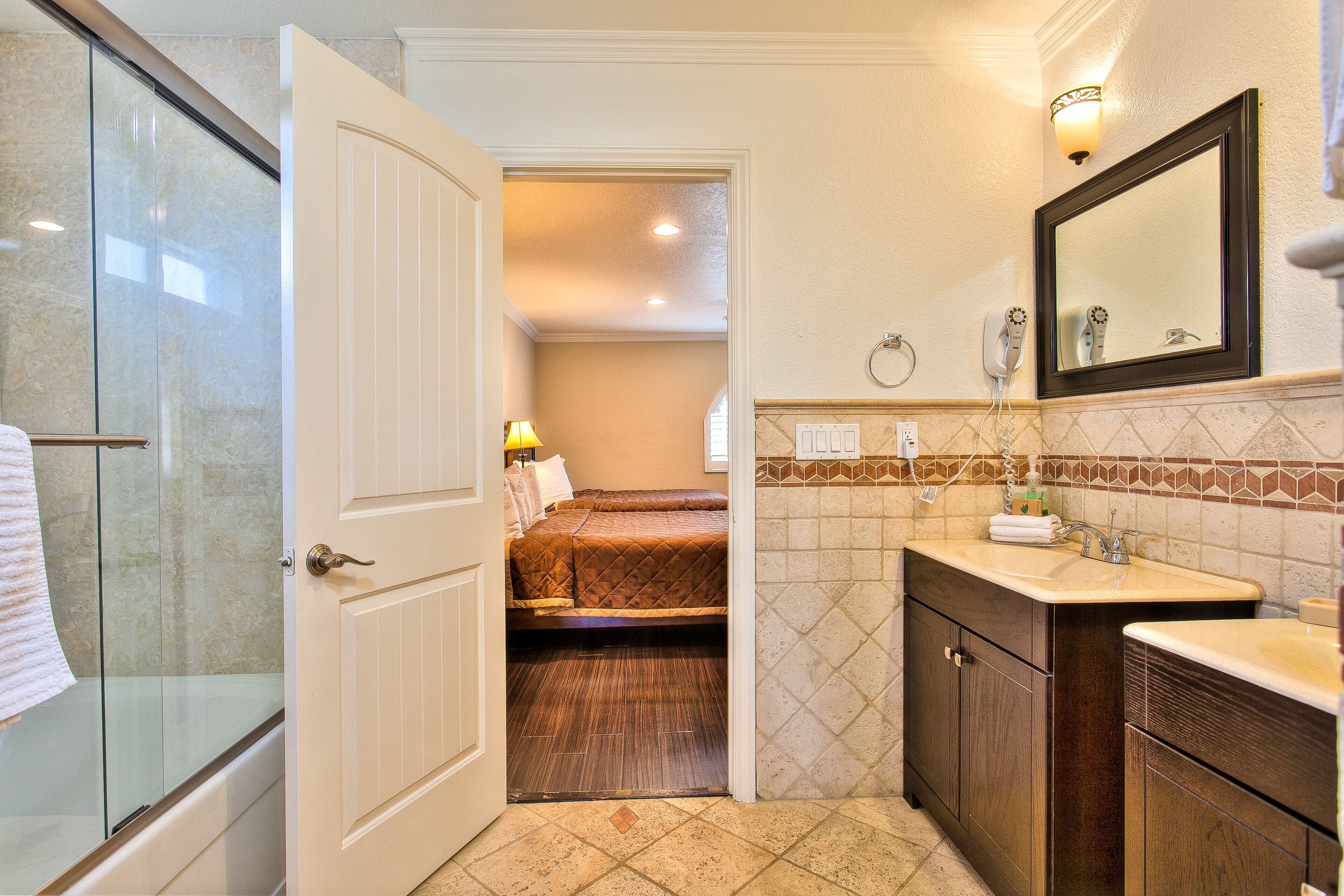 Luxurious 4400 sqft house Disneyland, Knotts, water park, beach,  Kid's rooms