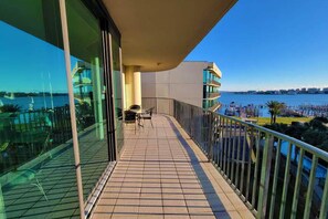 Outdoor dining - Phoenix on the Bay Million Dollar W/ Boat Slip Owner Managed (Orange Beach)