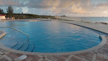 Piscine à débordement