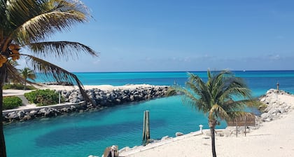 Ein Schlafzimmer mit Dachboden, 2 Badezimmer und einen PREISLOSEN MEERBLICK!