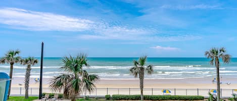 En la playa, camastros y toallas de playa