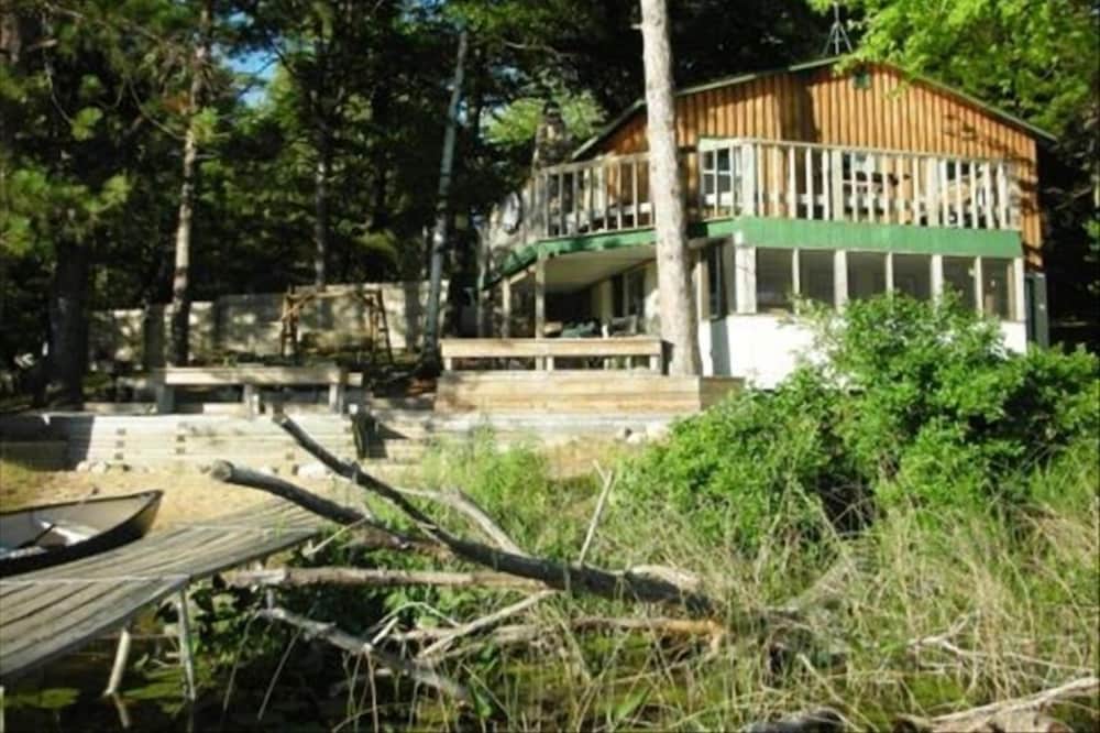 The Card's Nest Rental Cabin on Lake in Wooded Area