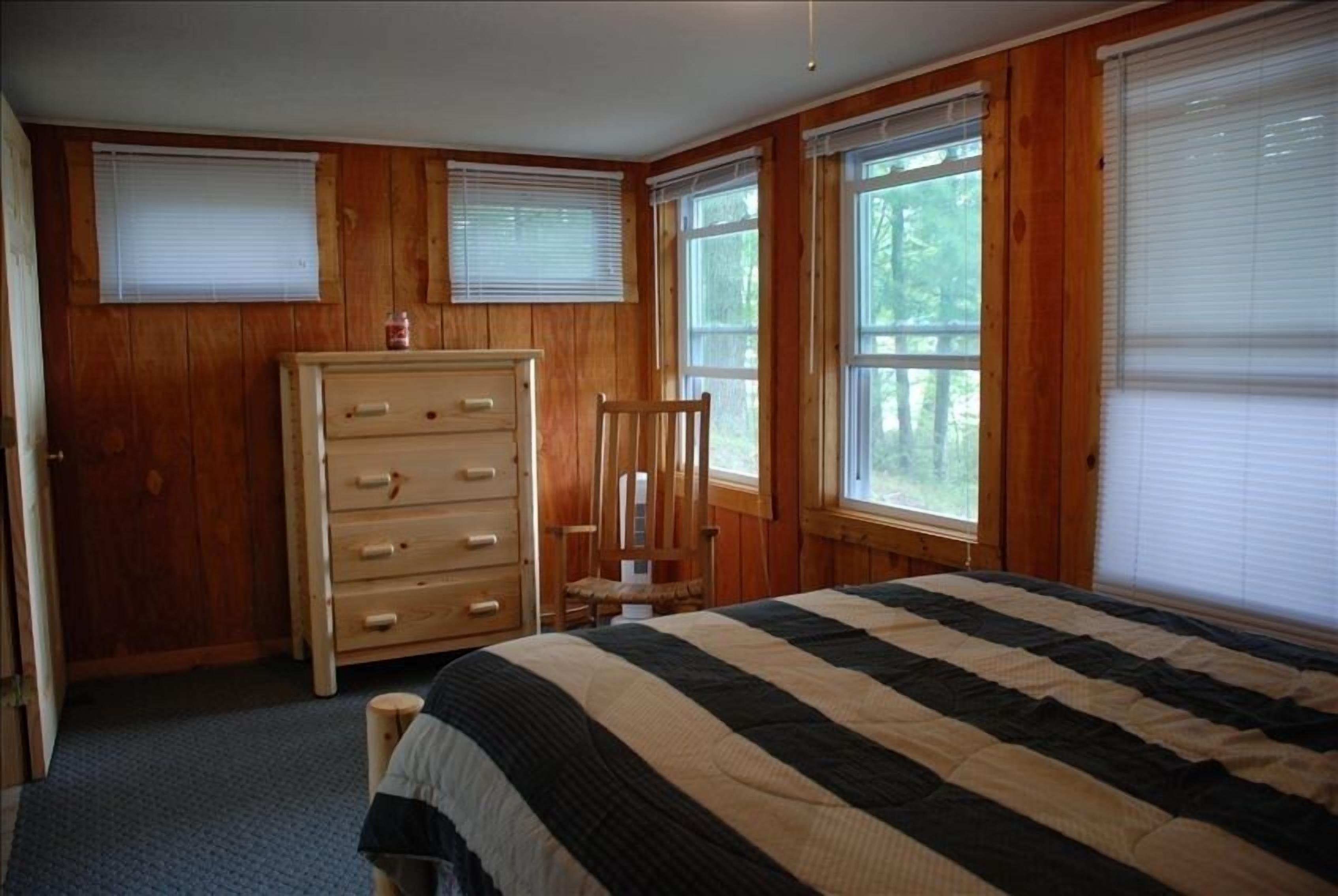 The Card's Nest Rental Cabin on Lake in Wooded Area