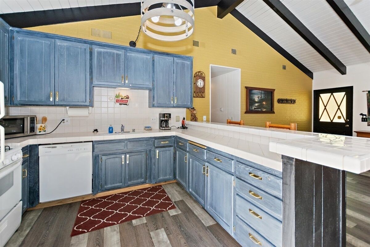 Cozy Single Level 3bd/2bth Cabin! Walking Distance to Snow Summit! 