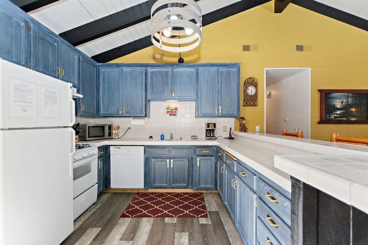 Cozy Single Level 3bd/2bth Cabin! Walking Distance to Snow Summit! 