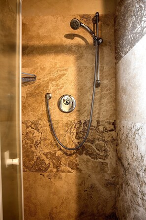 Regadera, secadora de cabello, bidet, toallas 