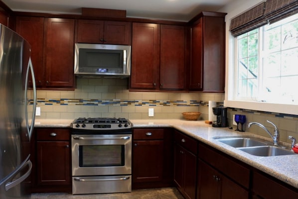 Fridge, microwave, stovetop, dishwasher