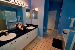 Combined shower/bathtub, towels - 5 Bedrooms/4 Baths ONLY 3 miles from Disney (Kissimmee)