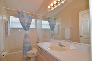 Combined shower/bathtub, towels - 5 Bedrooms/4 Baths ONLY 3 miles from Disney (Kissimmee)