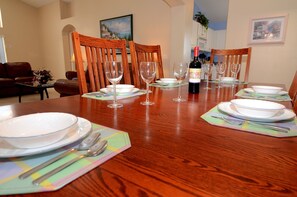 Dining - 5 Bedrooms/4 Baths ONLY 3 miles from Disney (Kissimmee)