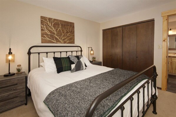 A bedroom with a bed, bedside tables, a wall-mounted artwork, and a wardrobe. - 2 blocks to Main Street - Easy access to ski Copper/Breckenridge - Virtual Tour (Frisco)